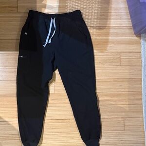 Fig’s women’s black jogger scrubs